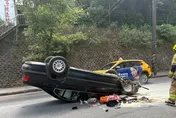 基隆自小客車自撞分隔島　四輪朝天駕駛受困