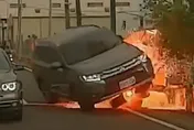 影/岡山驚悚交通事故！　休旅車超車不成撞變電箱濺火花