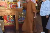 影/扛米上五台山供佛...被僧嫌扔寺外　嗆「一袋米也想許願」