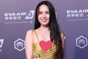金曲36/深V戰袍上下全開！孫盛希解放超兇半球「邊走邊彈」