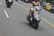 影/南港伯狂追「內衣辣騎士」比性暗示手勢　後照鏡一瞄是男的