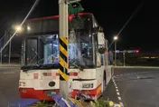 影/桃園客運302路自撞安全島　唯一乘客：解鎖人生重要成就