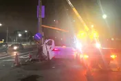 高雄小港血滴子！69歲翁自撞分隔島　輪胎飛脫擊中對向車