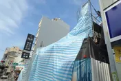 影/碰一聲巨響！台南工地灌漿爆模　鷹架下沉急停工
