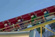 影/又出包！上海樂高樂園「大飛車」故障　遊客困半空曬40分鐘