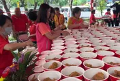 影/台中虎爺的慶生趴！400桶炸雞+千碗仙草一字排開超壯觀