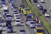 影/國1北向新竹段連3撞！9車毀損傷亡不明