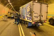 國3木柵隧道車禍！小貨車閃避不及撞擊翻車　2人送醫