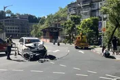 影/直擊！基隆騎士趕上班遭左轉車撞飛　零件散落一地