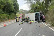 影/竹縣綠世界前重大車禍！遊覽車翻覆2傷　駕駛不治