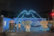 「鯨」夜浪漫一夏！新北深澳鐵道賞浪漫燈海　「愛之手」打卡必去