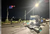新北土城清潔車追撞小貨車2傷　號誌桿也斷了