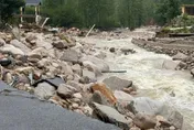 河南景區突遭暴雨襲擊！滾滾洪水「倒灌民宿」多人受困