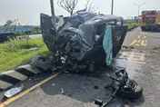 國3竹南交流道廂型車「高速自撞」！車體變形、前輪噴飛