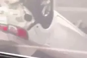 影/國道大場面！妙齡女內線開車超搖晃「撞護欄翻覆」