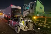 國1慘烈車禍！大灣段北向多車追撞「大吞小」變形全毀