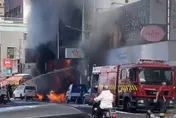 影/桃園市燒臘店火警　鐵皮建物全面燃燒警消灌救