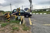 影/千鈞一髮！台南31歲男駕車突故障卡平交道　按緊急鈕阻災