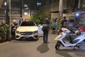 影/中和賓士車拒檢衝撞逃逸　警圍捕開11槍逮人
