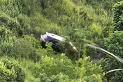 影/台中轎車衝落鰲峰山邊坡　網看畫面驚：怎麼開的