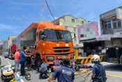 影/嘉縣驚傳死亡車禍！　94歲嬤闖紅燈慘遭大貨車輾斃