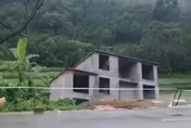 影/整棟墜河！廣西暴雨致5層樓房垮塌　屋主人在外地賺裝潢費