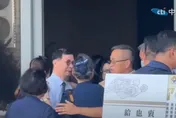 目送亡妻移靈　彭振聲靈堂前淚崩在慈濟師姐肩