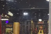 雲林天衡宮「上千蜜蜂盤旋」　信徒驚：神明顯靈吉兆