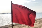 金門大橋驚見紅旗飄揚　海巡澄清為軍事演練用旗