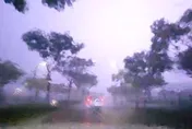 影/雷雨襲10地！閃電劃破台中夜空　嘉義「水漫加油站」淹半個輪胎