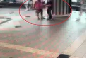 為了機器人亮武器！中山地下街現大場面　他抽刀逼退路人