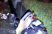 苗栗雨中事故！載補習兒返家撞電桿栽水溝　慈母傷重亡