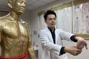 手麻到半夜觸電般痛醒！醫：4週針灸助恢復正常功能