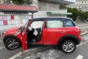 蘆洲MINI COOPER暴衝　撞斷公車站牌、佈告欄