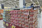 丹娜絲來勢洶洶！量販超市3倍貨量應戰　民眾搶購防颱