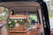 靈車司機運送遺體「嫌屍臭」　半夜驚見「白布包裹物」嚇到痛哭