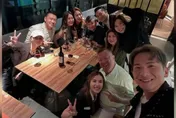 曾志偉不雅照挨批！與25歲女星「半蹲雙腿間」合影