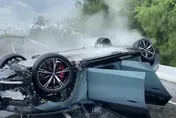 影/台南親水公園前「電動車翻覆」噴濃煙　驚悚直擊！