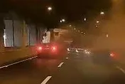 影/颱風天斷魂！新竹鳳鼻隧道聯結車撞小車翻覆　1死1傷