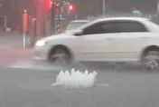 大雷雨炸中台灣！人孔蓋「水柱狂噴」　街頭慘變河道