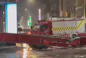 丹娜絲風雨肆虐　台南普濟殿牌樓倒下　壓到機車騎士
