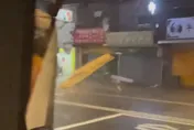 影/驚險畫面曝光！丹娜絲颱風肆虐　台南文賢路鐵皮飛散