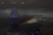 影/丹娜絲颱風發威！高雄興達港風浪驚人　船隻慘遭掀翻