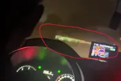 影/驚險瞬間！丹娜絲颱風威力驚人　玉井路牌整片掉落亂飛