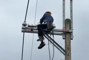 台中恐怖墜樓！75歲翁纏繞電線倒掛3樓外牆　斷電救下已死亡