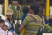 林志玲全家現身新加坡被捕捉　AKIRA抱3歲兒互動超寵溺