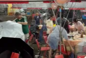 正港流水席！14級狂風暴雨「撐傘照吃」　他笑：越吃越大碗
