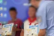 這花不對勁！陸童攔警車助破非法種罌粟　獲贈「暑假作業」傻了