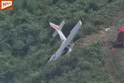 影/日小飛機「衝出跑道」險墜崖　機身卡灌木叢「2人獲救」