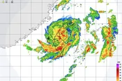 丹娜絲撞山迴轉！颱風眼「被神山打趴」　專家：剩最後一口氣